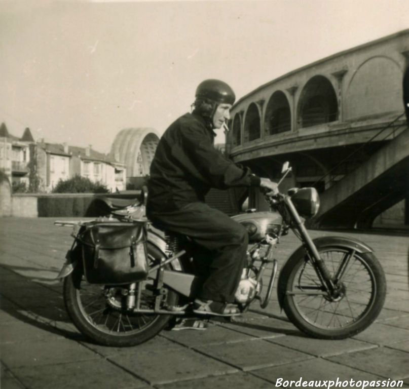Marcel sur sa moto... bien pratique pour faire le tour du stade !